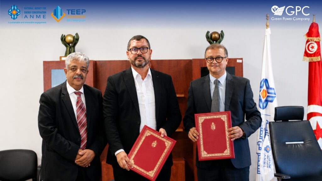 Représentants de l’ANME, de l’OACA et de Green Power Company lors de la cérémonie de signature du projet de centrale solaire photovoltaïque de 4 MWc à l’Aéroport de Tozeur-Nefta.